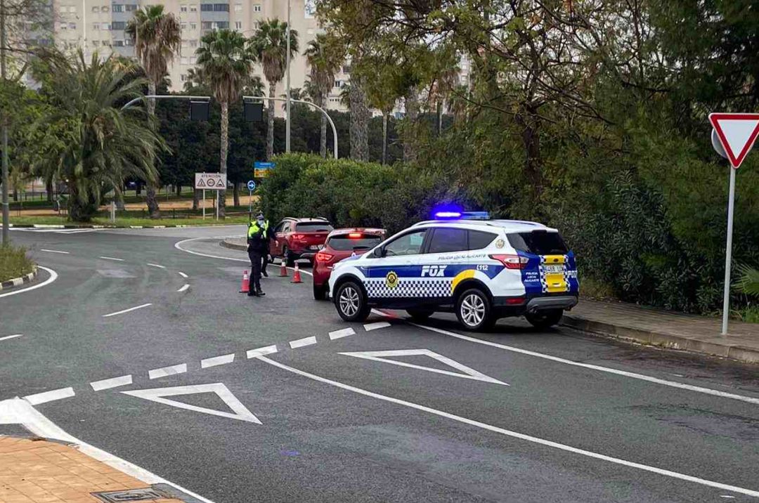 La Policía Local da el alto a varios vehículos en un control de tráfico La Policía Local da el alto a varios vehículos en un control de tráfico