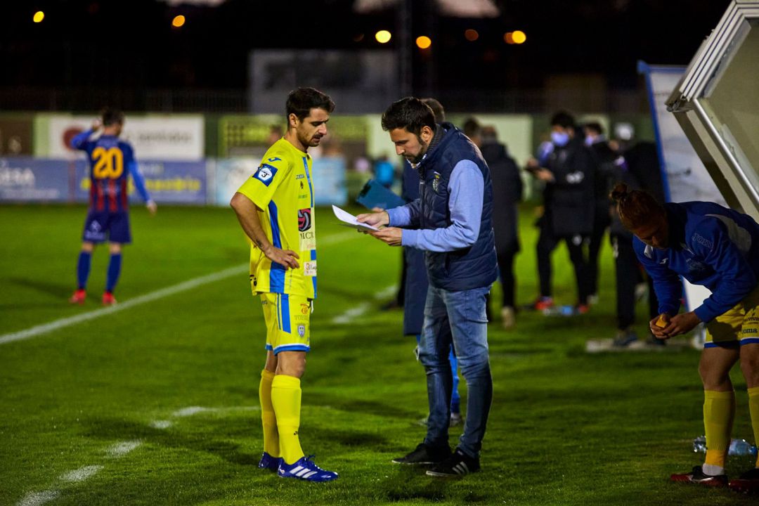 El entrenador de la Arandina, Álex Izquierdo, junto a arandino Zazu en el reciente encuentro en La Albuera. El entrenador de la Arandina, Álex Izquierdo, junto a arandino Zazu en el reciente encuentro en La Albuera.