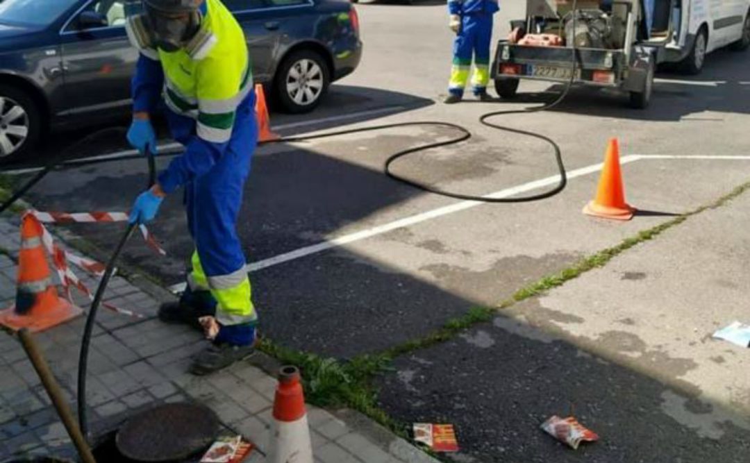 Operarios trabajando en la red municipal Operarios trabajando en la red municipal