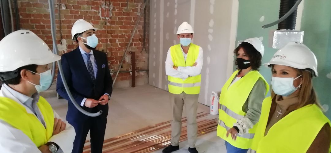 La viceconsejera de Salud y Familias, Catalina García, visita las obras de ampliación de la UCI junto a la delegada de Salud, Trinidad Rus. La viceconsejera de Salud y Familias, Catalina García, visita las obras de ampliación de la UCI junto a la delegada de Salud, Trinidad Rus.
