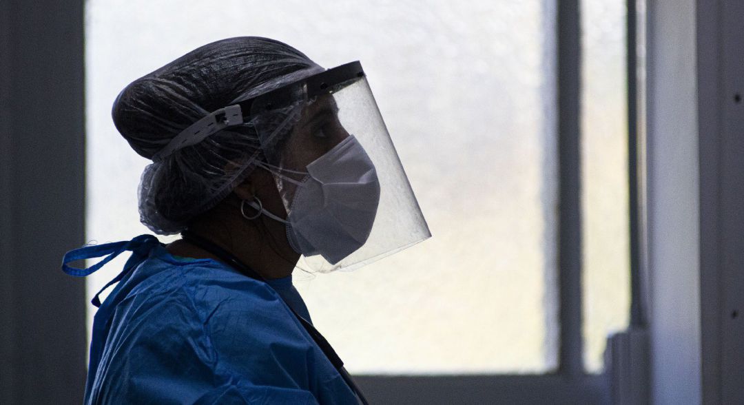 Una trabajadora sanitaria con protección frente al coronavirus. Una trabajadora sanitaria con protección frente al coronavirus.