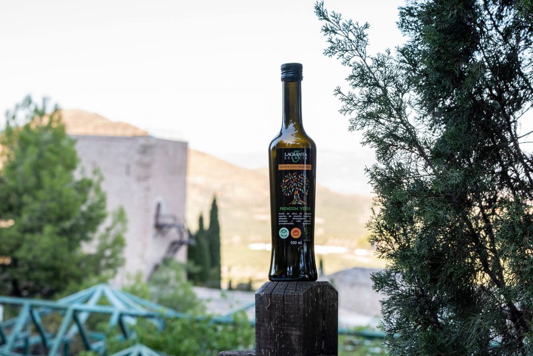Uno de los envases de los aceites La Quinta Esencia con el Castillo de Jódar de fondo Uno de los envases de los aceites La Quinta Esencia con el Castillo de Jódar de fondo