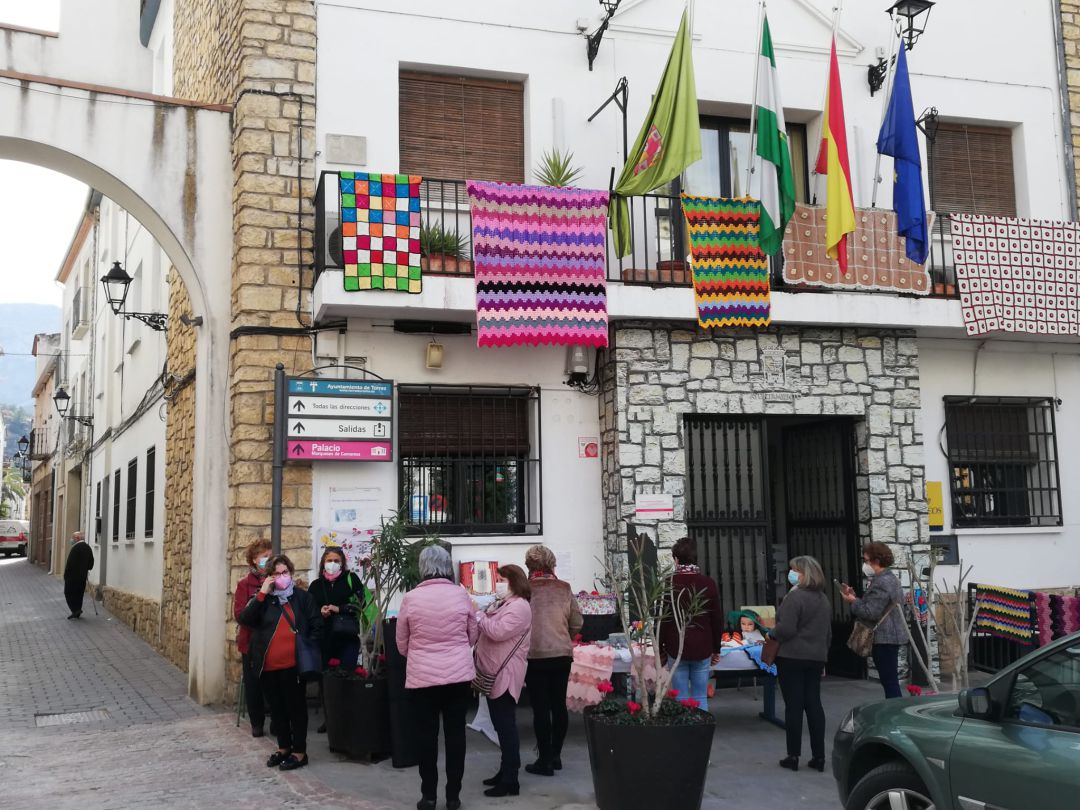 Algunos de los trabajos expuestos en el balcon principal del Ayuntamiento de Torres Algunos de los trabajos expuestos en el balcon principal del Ayuntamiento de Torres