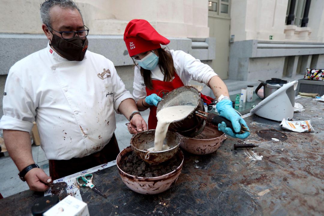 El maestro pastelero Justo Almendrote (i), trabaja en la elaboración del turrón de chocolate más largo del mundo, de 50 metros de largo, y cuyos beneficios se destinarán a fines sociales de la Fundación Esperanza y Alegría. El maestro pastelero Justo Almendrote (i), trabaja en la elaboración del turrón de chocolate más largo del mundo, de 50 metros de largo, y cuyos beneficios se destinarán a fines sociales de la Fundación Esperanza y Alegría.