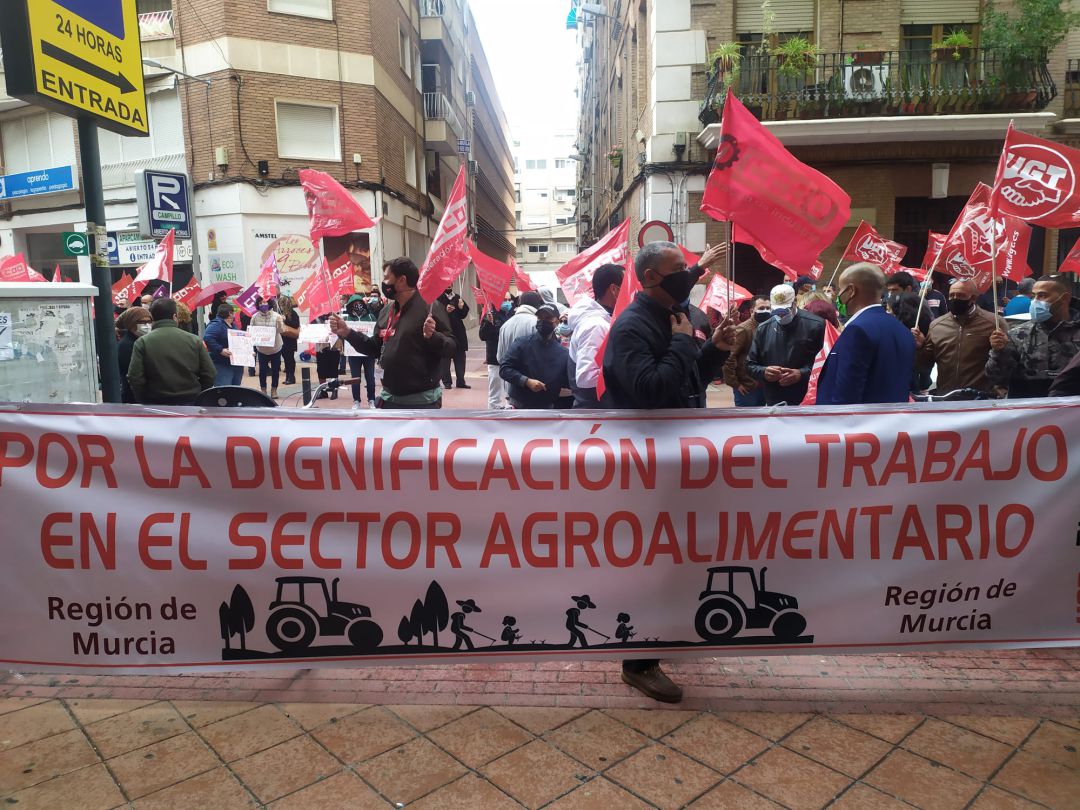 Pancarta unitaria de las federaciones de industria de UGT y CCOO durante la huelga del sector agroalimentario murciano, durante la concentración de protesta frente a la sede de CROEM Pancarta unitaria de las federaciones de industria de UGT y CCOO durante la huelga del sector agroalimentario murciano, durante la concentración de protesta frente a la sede de CROEM