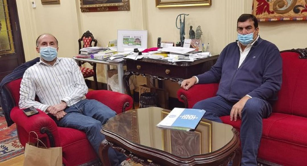 El alcalde de Ourense Pérez Jácome, recibe al presidente del Club Ourense Baloncesto, Camilo Álvarez El alcalde de Ourense Pérez Jácome, recibe al presidente del Club Ourense Baloncesto, Camilo Álvarez
