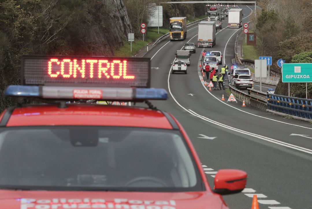 Agentes de la Policía Foral y de la Ertzaina realizan este viernes un control de tráfico simultáneo para vigilar la movilidad entre Navarra y el País Vasco en el puente de Endarlatsa (Gipuzkoa) Agentes de la Policía Foral y de la Ertzaina realizan este viernes un control de tráfico simultáneo para vigilar la movilidad entre Navarra y el País Vasco en el puente de Endarlatsa (Gipuzkoa)