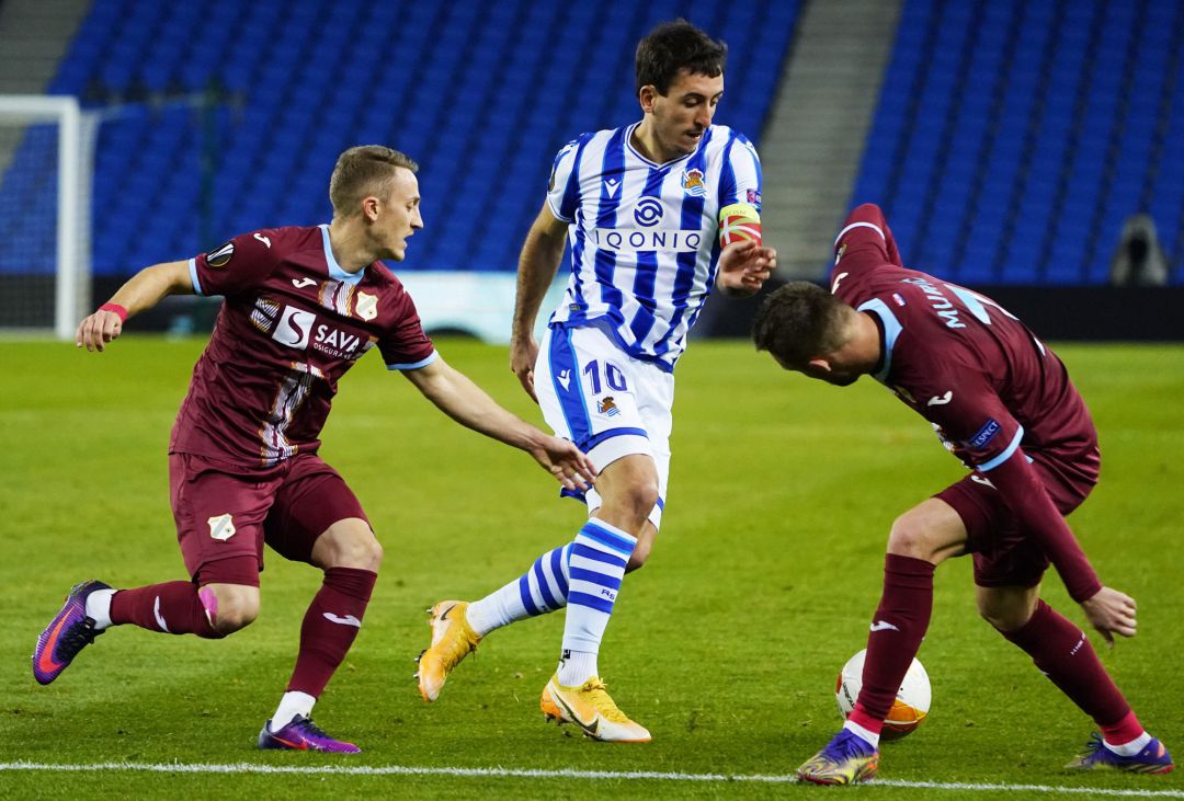 Oyarzabal intenta zafarse de dos jugadores del Rijeka sin éxito Oyarzabal intenta zafarse de dos jugadores del Rijeka sin éxito
