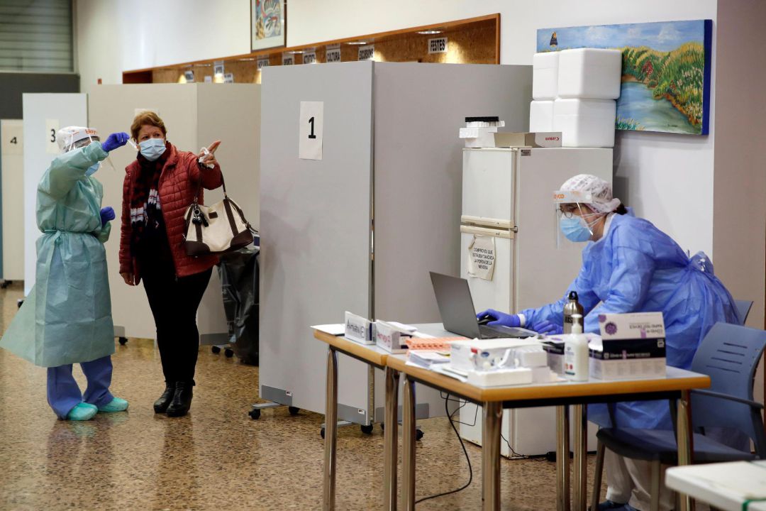 Profesionales sanitarios realizan test serológicos en el Casal de la Gent Gran Provençana de L'Hospitalet Profesionales sanitarios realizan test serológicos en el Casal de la Gent Gran Provençana de L'Hospitalet