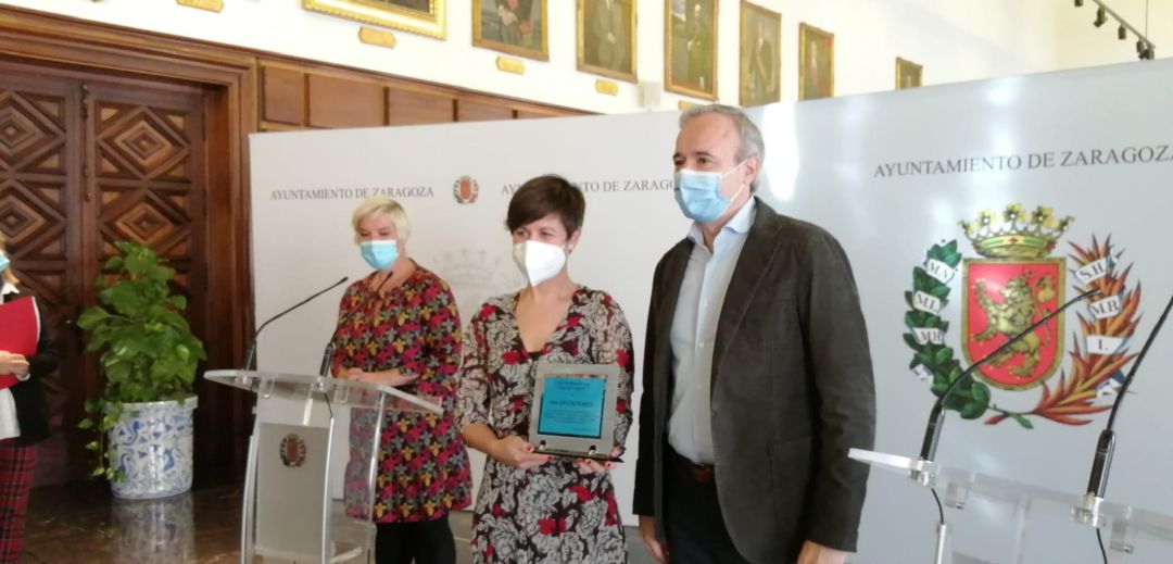 Ana Sánchez Borroy recoge el premio de la Asociación de Periodistas de Aragón, con su presidenta, Isabel Poncela, y el alcalde de Zaragoza, Jorge Azcón Ana Sánchez Borroy recoge el premio de la Asociación de Periodistas de Aragón, con su presidenta, Isabel Poncela, y el alcalde de Zaragoza, Jorge Azcón
