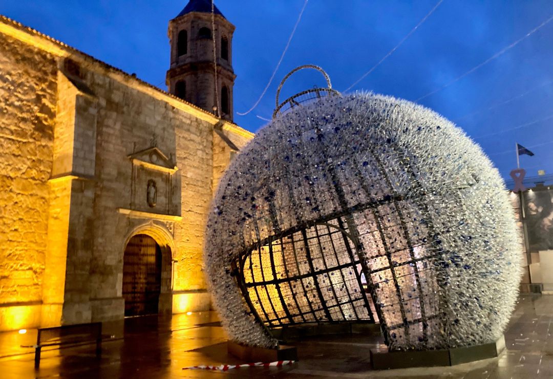 Imagen de la gran bola navideña, situada en la Plaza de la Constitución de Valdepeñas (Ciudad Real) Imagen de la gran bola navideña, situada en la Plaza de la Constitución de Valdepeñas (Ciudad Real)