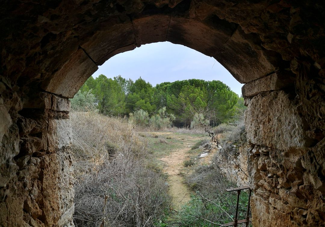 Entrada de la cueva de doña Catalina Cardona, en El Carmen, Casas de Benítez (Cuenca). Entrada de la cueva de doña Catalina Cardona, en El Carmen, Casas de Benítez (Cuenca).