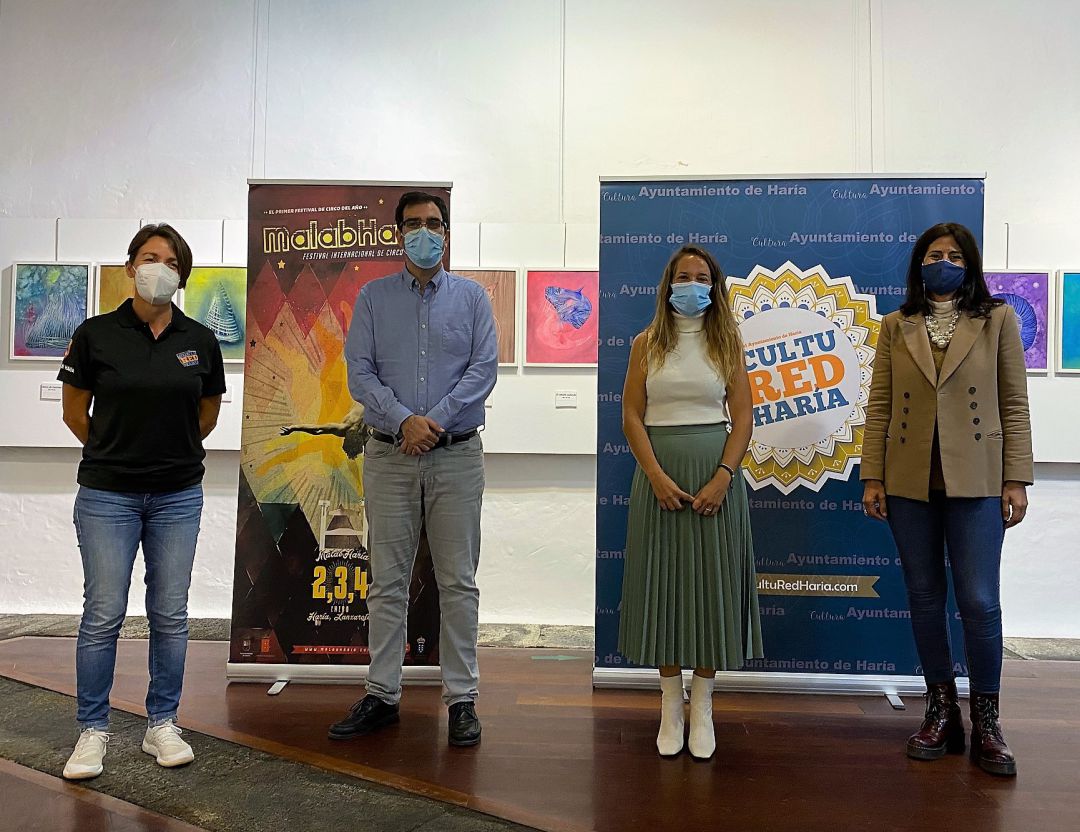 El consejero de Cultura del Cabildo de Lanzarote, Alberto Aguiar, junto a la alcaldesa de Haría, Chaxiraxi Niz, y la concejal de Cultura, Evelia García. El consejero de Cultura del Cabildo de Lanzarote, Alberto Aguiar, junto a la alcaldesa de Haría, Chaxiraxi Niz, y la concejal de Cultura, Evelia García.