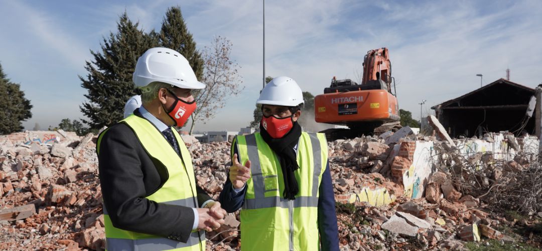 El alcalde y el vicealcalde visitan las obras del parque de La Marina El alcalde y el vicealcalde visitan las obras del parque de La Marina