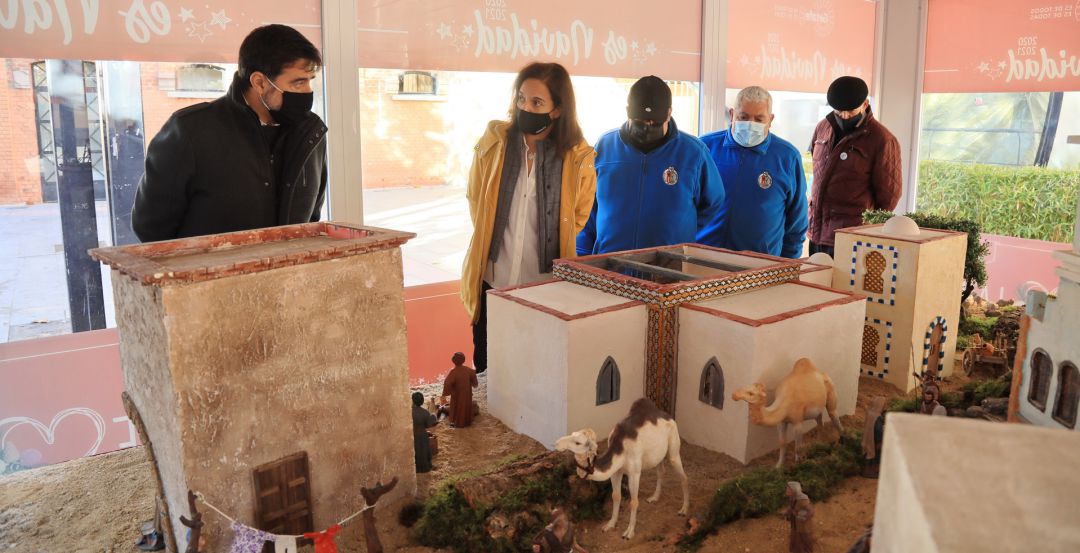 La alcaldesa (c) visitó este jueves el Belén Municipal, al que se adhieren este año otros nacimientos tradicionales, como los de la Casa de Murcia o la Congregación de Nuestra Señora de los Ángeles, y otros elaborados con figuras de Playmobil. La alcaldesa (c) visitó este jueves el Belén Municipal, al que se adhieren este año otros nacimientos tradicionales, como los de la Casa de Murcia o la Congregación de Nuestra Señora de los Ángeles, y otros elaborados con figuras de Playmobil.