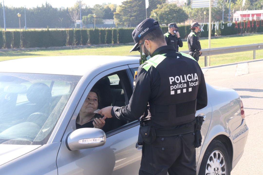 Un policia local de Torredembarra conversant amb una conductora durant el control policial entre municipis. Un policia local de Torredembarra conversant amb una conductora durant el control policial entre municipis.
