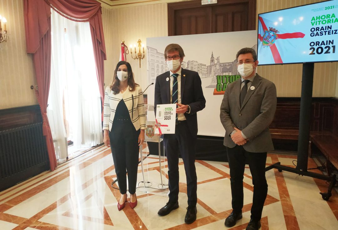 Maider Etxebarria, Teniente de Aldalde y conceja de Promoción Económica, Empleo, Comercio y Turismo; Gorka Urtaran, alcalde de Vitoria; y Iñali Gurtubay, Teniente de Alcalde y concejal de Hacienda. Maider Etxebarria, Teniente de Aldalde y conceja de Promoción Económica, Empleo, Comercio y Turismo; Gorka Urtaran, alcalde de Vitoria; y Iñali Gurtubay, Teniente de Alcalde y concejal de Hacienda.