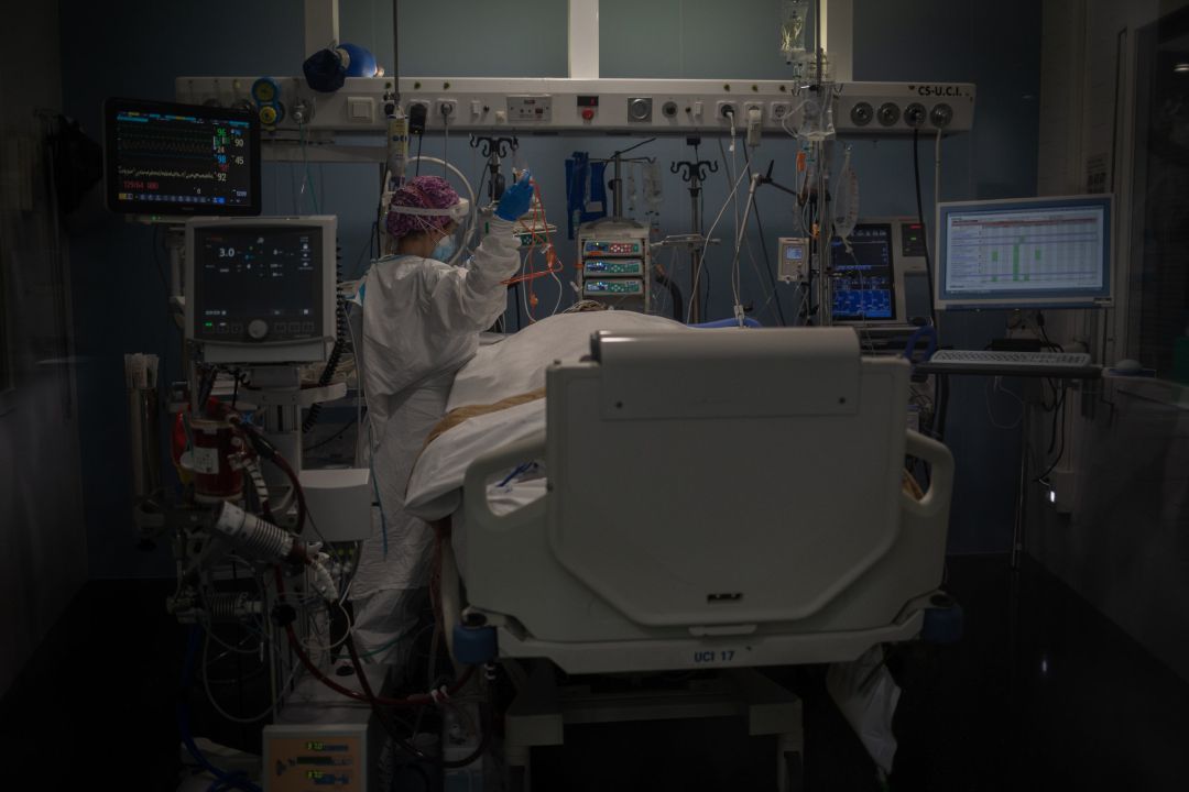 Trabajadores sanitarios protegidos atienden a un paciente en la UCI del Hospital del Mar, en Barcelona Trabajadores sanitarios protegidos atienden a un paciente en la UCI del Hospital del Mar, en Barcelona