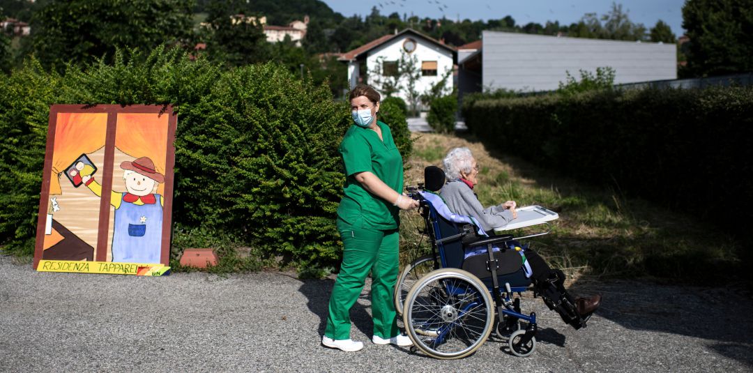 “Hemos querido que las residencias se parecieran lo más posible a los domicilios de esas personas, y en pocas semanas hemos querido que sean, de repente, hospitales” “Hemos querido que las residencias se parecieran lo más posible a los domicilios de esas personas, y en pocas semanas hemos querido que sean, de repente, hospitales”