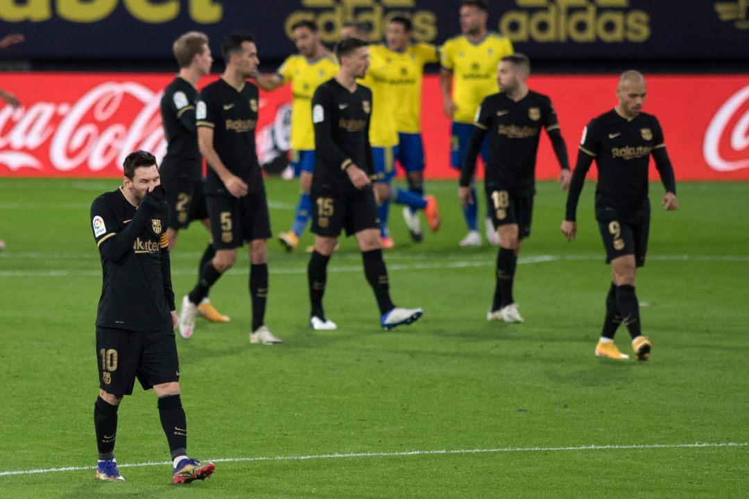 Los jugadores del Barça se lamentan tras el segundo gol del Cádiz Los jugadores del Barça se lamentan tras el segundo gol del Cádiz