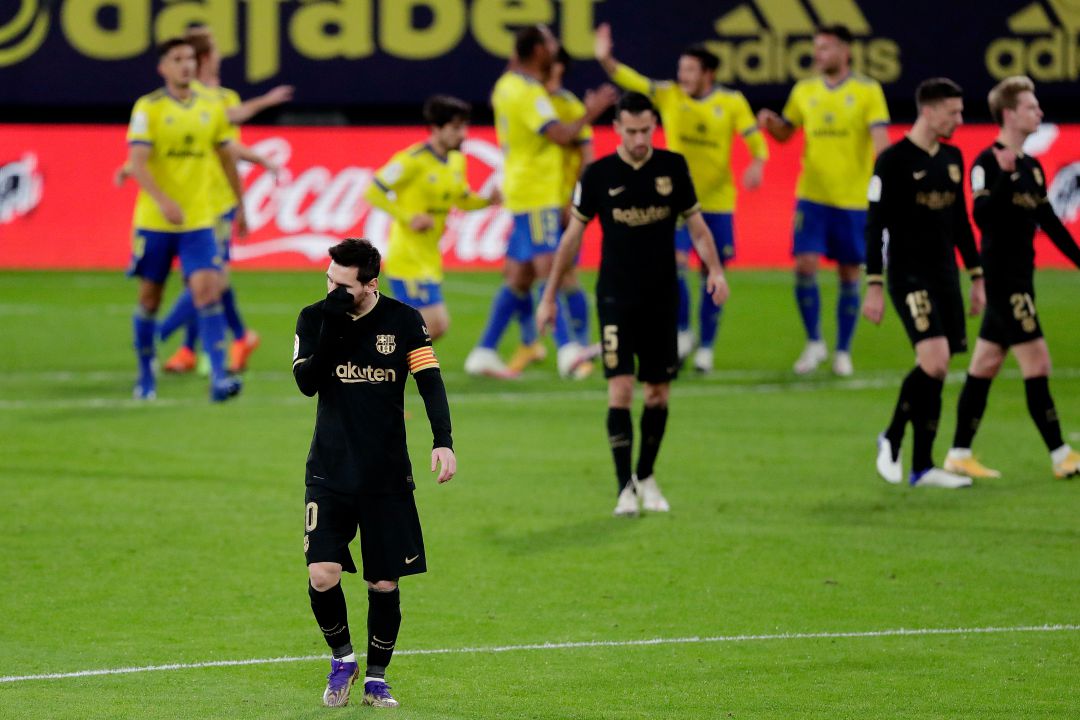 Los barcelonistas se lamentan tras el gol del Cádiz. Los barcelonistas se lamentan tras el gol del Cádiz.