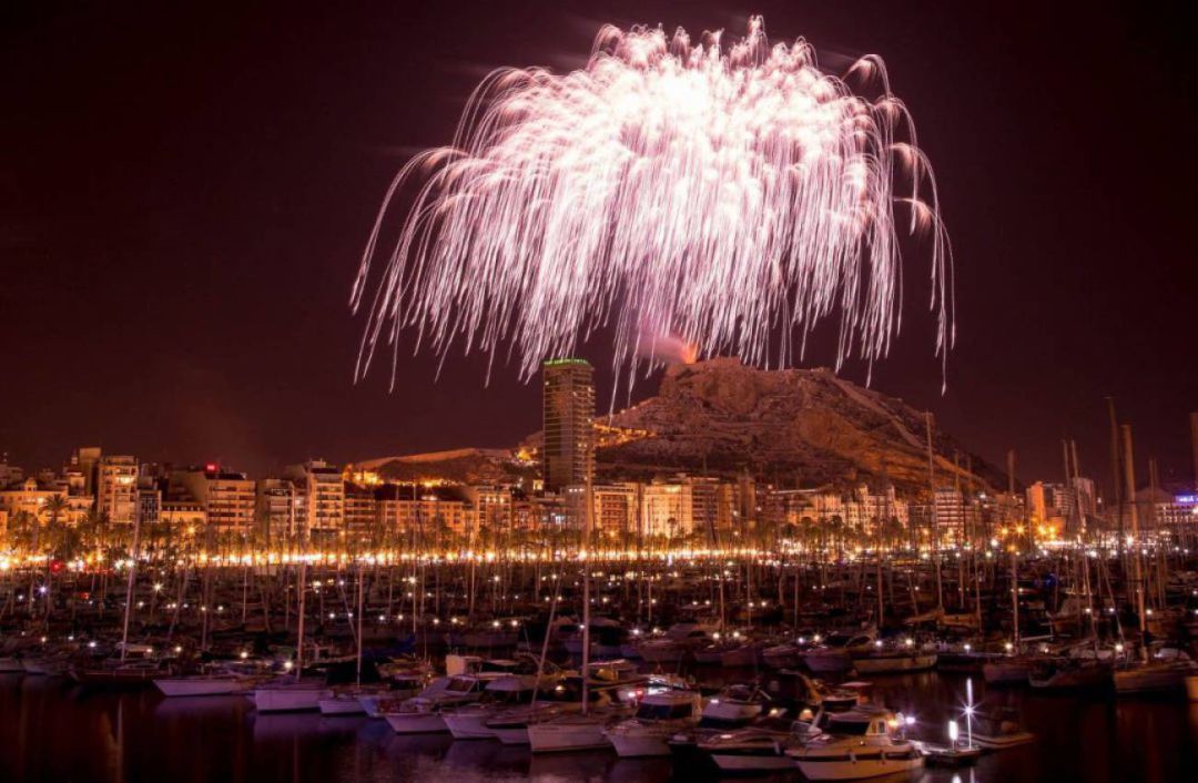 Palmera de fuegos artificiales lanzada desde el Castillo de Santa Bárbara Palmera de fuegos artificiales lanzada desde el Castillo de Santa Bárbara