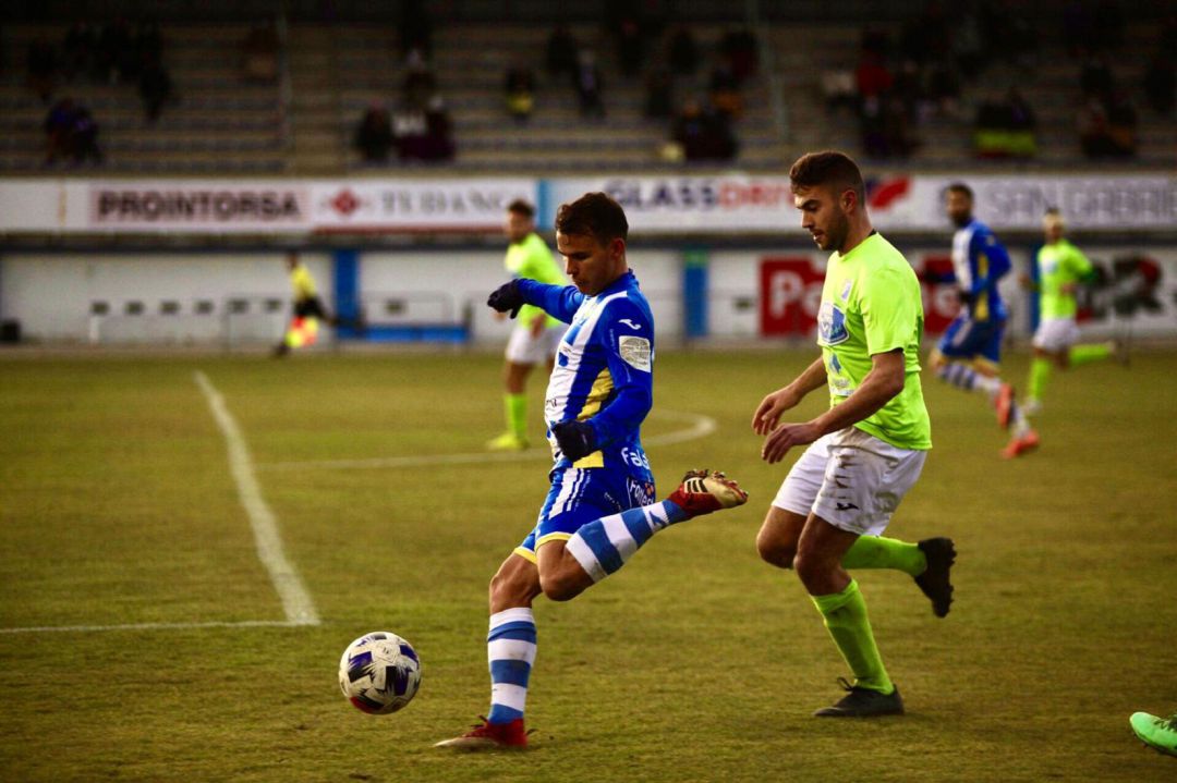 Álex Mozo intentan un centro al área ante el Almazán. Álex Mozo intentan un centro al área ante el Almazán.