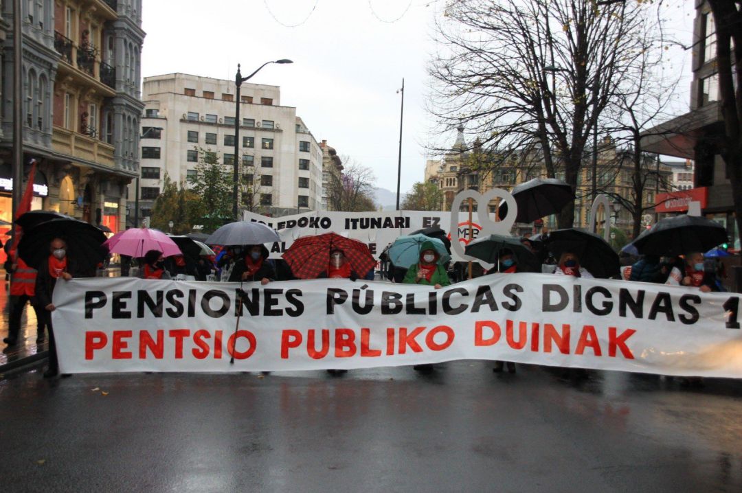 Manifestación de pensionistas en Bilbao este sábado contra las recomendaciones del Pacto de Toledo y anuncian que seguirán "en la lucha" Manifestación de pensionistas en Bilbao este sábado contra las recomendaciones del Pacto de Toledo y anuncian que seguirán "en la lucha"