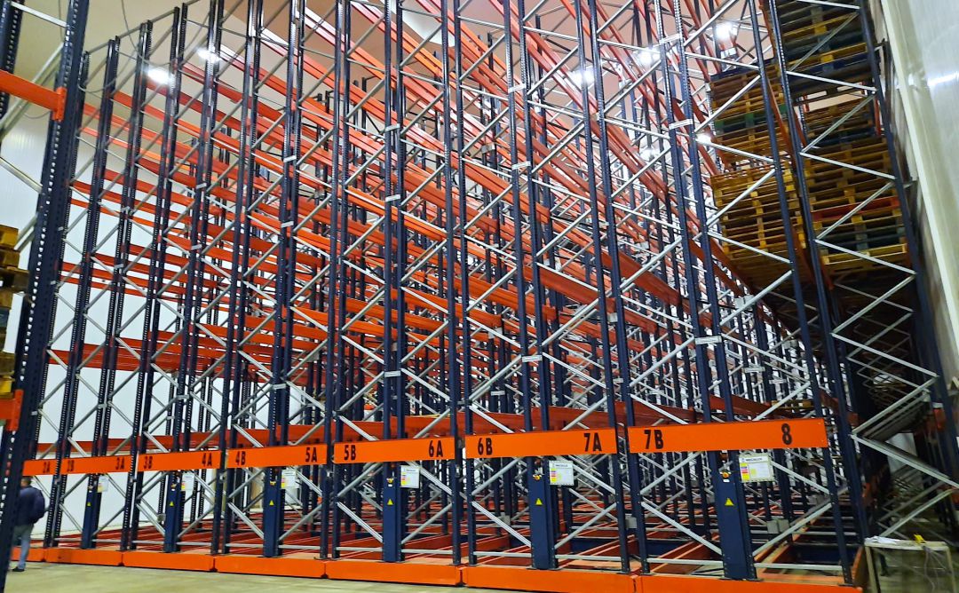 Una de las estructuras de estocaje en una nave de frio de la Zona Franca Una de las estructuras de estocaje en una nave de frio de la Zona Franca