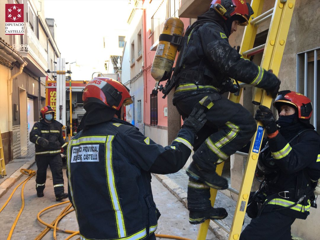 Imágenes del trabajo de los bomberos del Consorcio Provincial de Castellón en el incendio de Borriana Imágenes del trabajo de los bomberos del Consorcio Provincial de Castellón en el incendio de Borriana