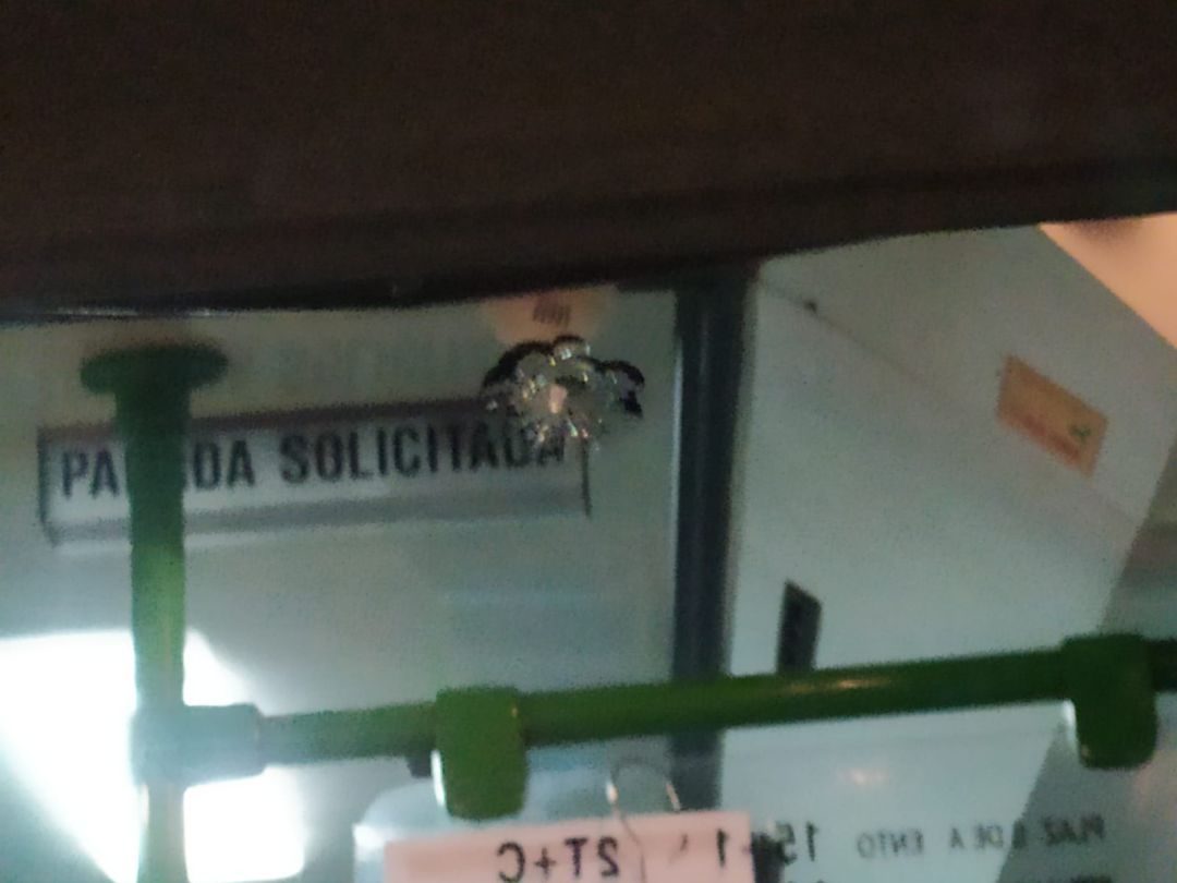 Uno de los disparos que recibió el microbus que avanzaba por el casco antiguo de Jaén en la noche de este viernes Uno de los disparos que recibió el microbus que avanzaba por el casco antiguo de Jaén en la noche de este viernes