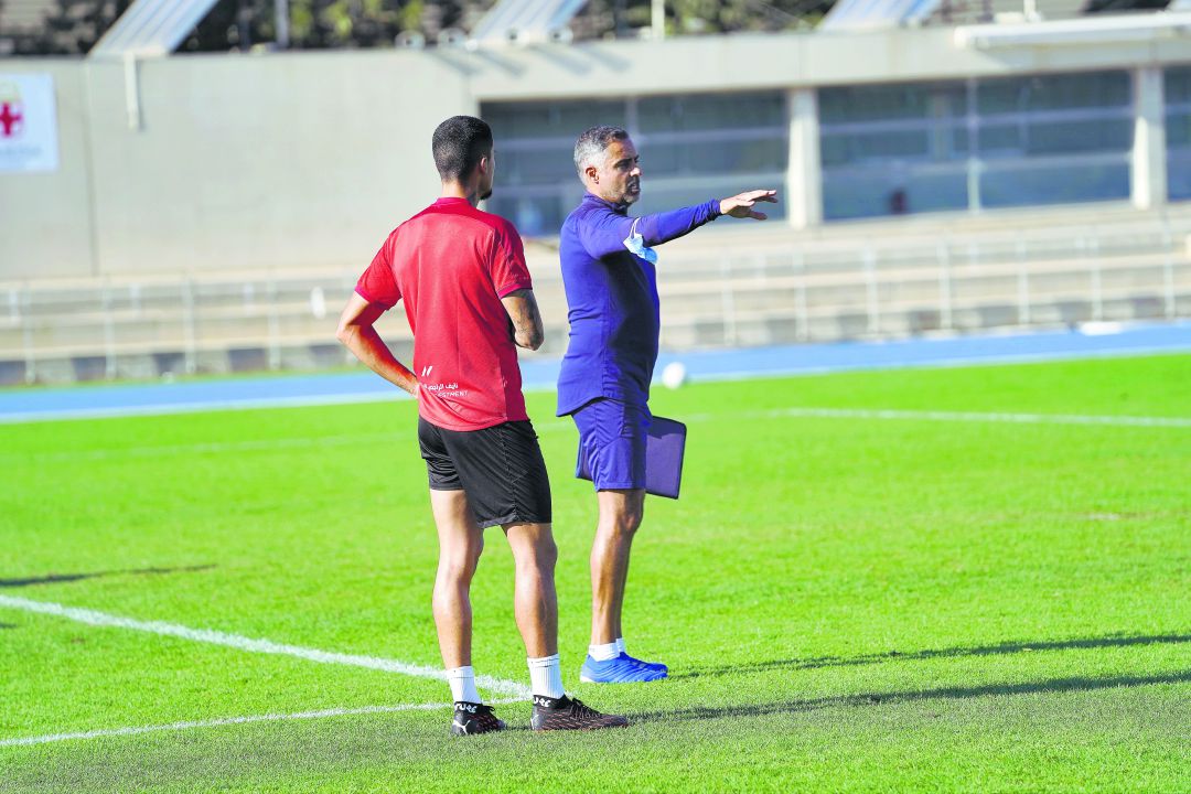 José Gomes hablando con el equipo en el Anexo. José Gomes hablando con el equipo en el Anexo.