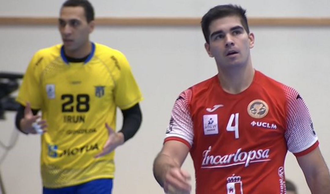 Simonet en una acción del partido ante Bidasoa Simonet en una acción del partido ante Bidasoa