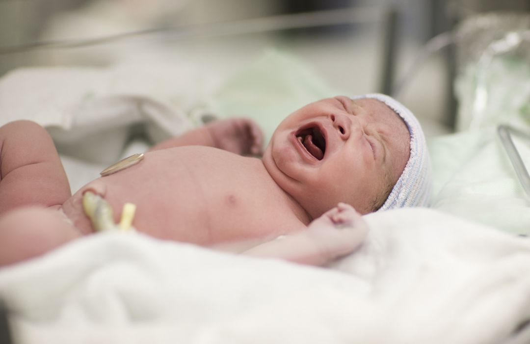 Un bebé llora en una maternidad. Un bebé llora en una maternidad.