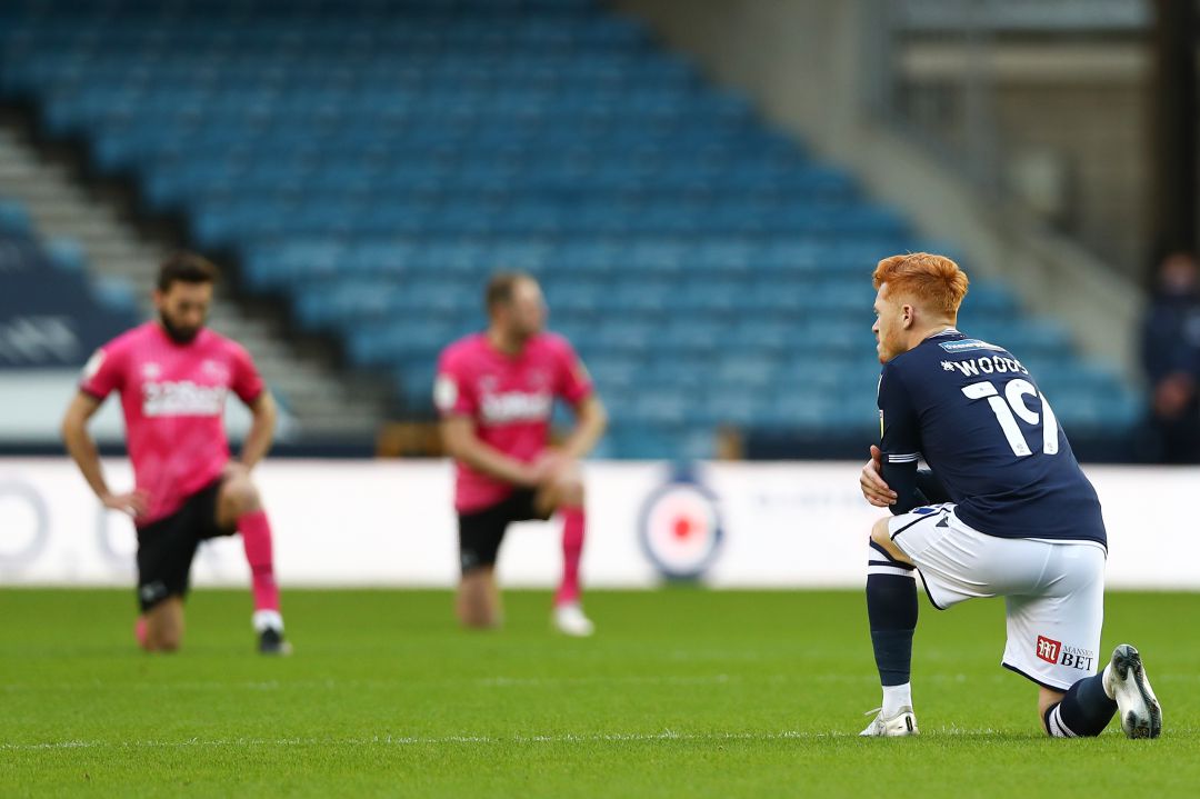 Jugadores del Millwall y Derby durante el gesto a favor del 'Black Lives Matter'. Jugadores del Millwall y Derby durante el gesto a favor del 'Black Lives Matter'.