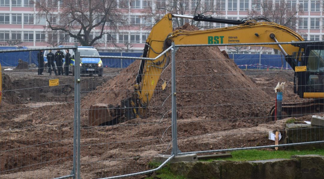 Policía en la zona de construcción donde la bomba fue encontrada. Policía en la zona de construcción donde la bomba fue encontrada.