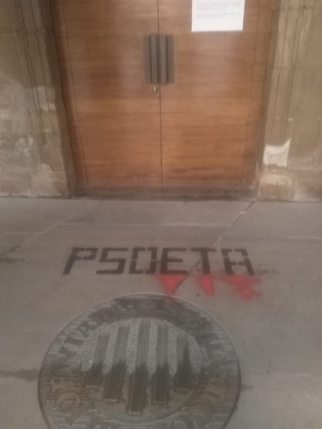 Pintada en el Ayuntamiento de Viana Pintada en el Ayuntamiento de Viana
