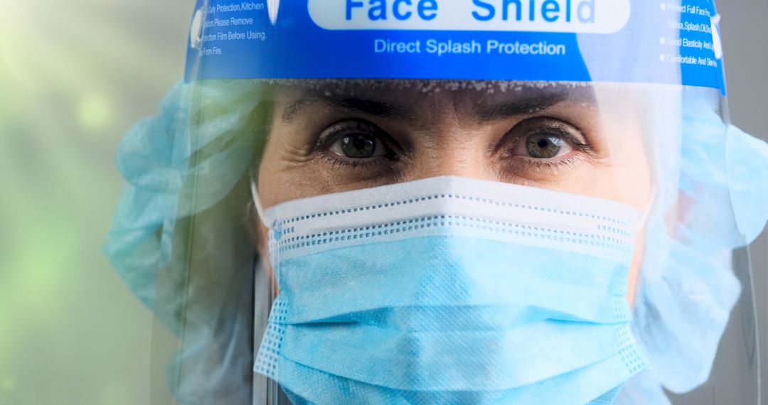 Personal sanitario provisto con un equipo de protección. Personal sanitario provisto con un equipo de protección.