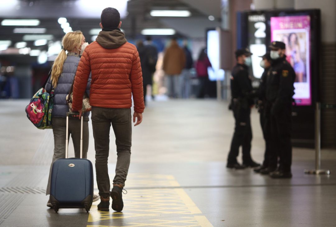 Agentes la Policía Nacional realizan controles de movilidad en la estación de AVE Puerta de Atocha durante el primer día de cierre perimetral por el puente de la Constitución en Madrid (España) Agentes la Policía Nacional realizan controles de movilidad en la estación de AVE Puerta de Atocha durante el primer día de cierre perimetral por el puente de la Constitución en Madrid (España)