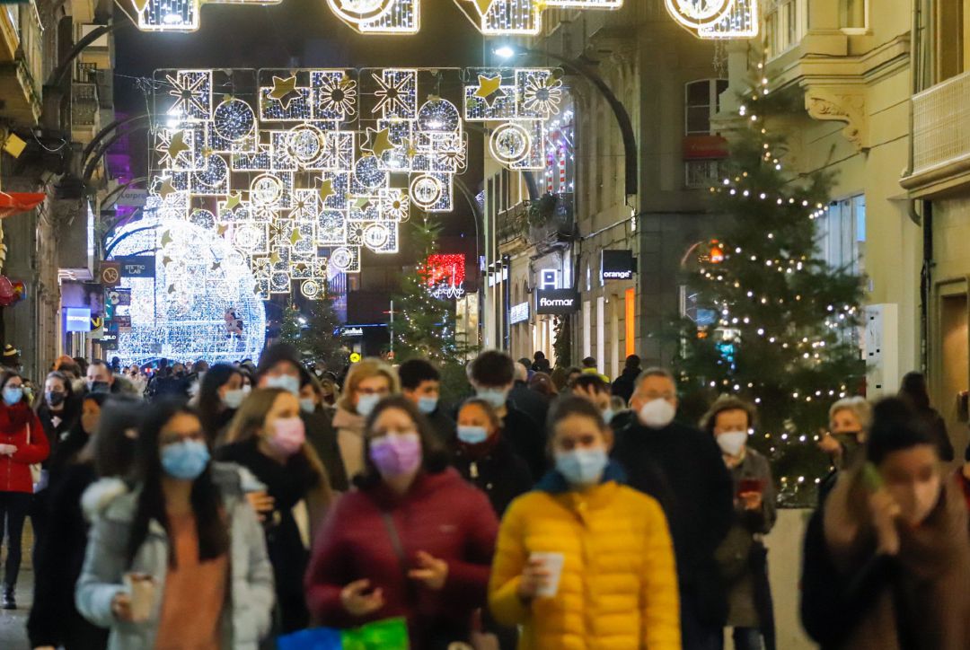 Varias personas pasean por la Calle de Príncipe, en Vigo (España, durante la pandemia de coronavirus. Varias personas pasean por la Calle de Príncipe, en Vigo (España, durante la pandemia de coronavirus.