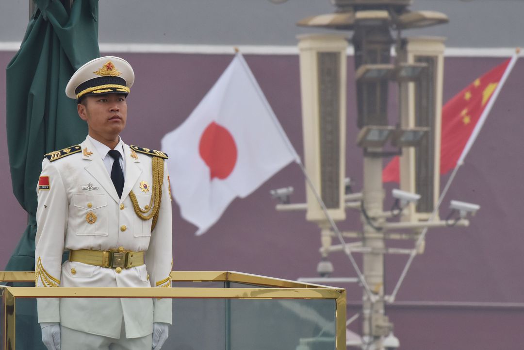 Imagen de archivo de un soldado chino, junto a las banderas de China y Japón, en la plaza de Tiananmen de Pekín, en octubre de 2018. Imagen de archivo de un soldado chino, junto a las banderas de China y Japón, en la plaza de Tiananmen de Pekín, en octubre de 2018.