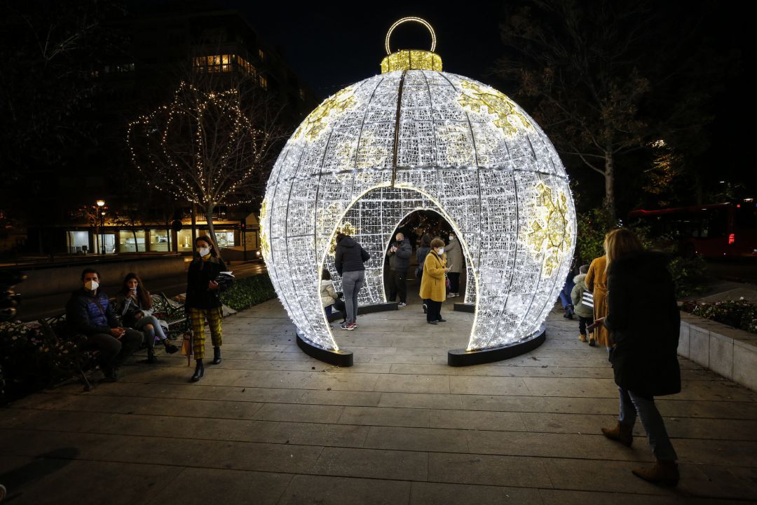 Las luces de la Navidad 2020 se encienden en Granada en mitad de la pandemia del coronavirus. Las luces de la Navidad 2020 se encienden en Granada en mitad de la pandemia del coronavirus.