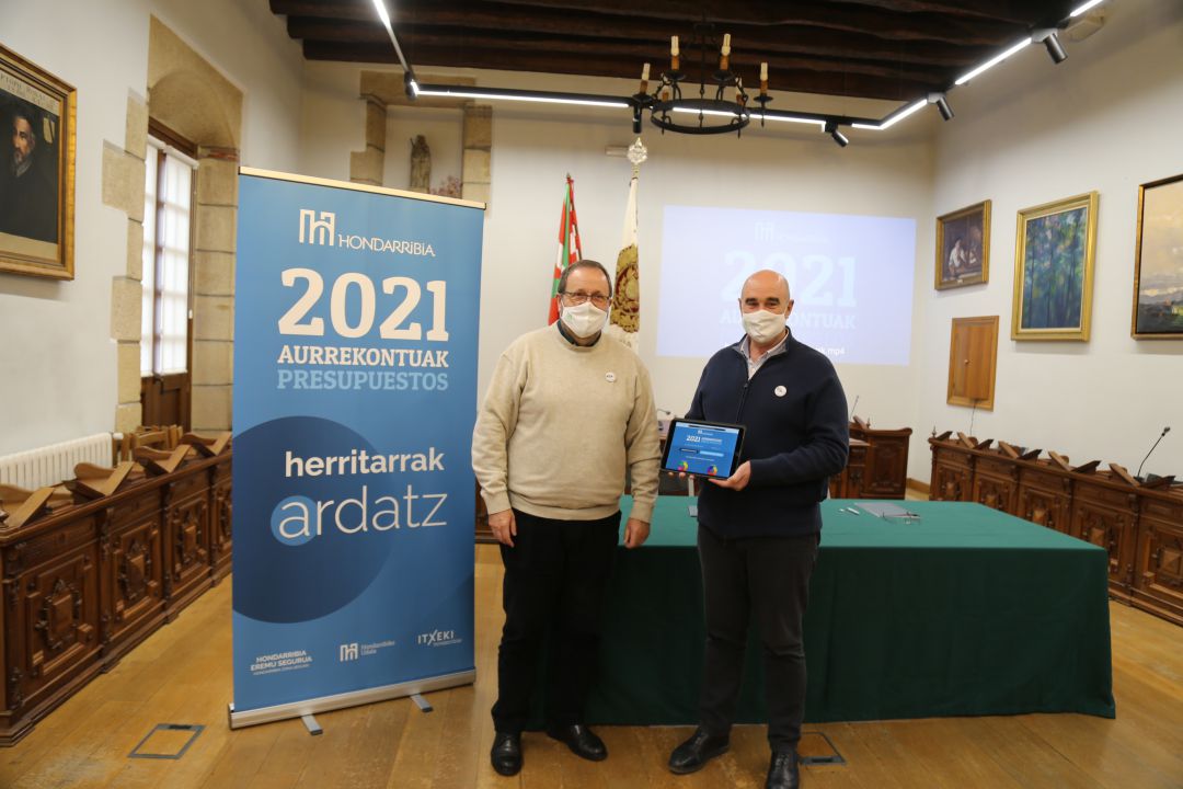 El alcalde de Hondarribia y el concejal de Hacienda, en la presentación de los Presupuestos para 2021. El alcalde de Hondarribia y el concejal de Hacienda, en la presentación de los Presupuestos para 2021.