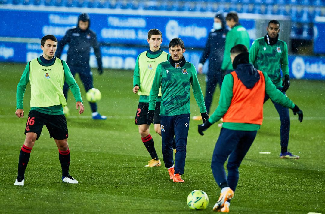 David Silva calienta en Vitoria antes de retirarse por precaución David Silva calienta en Vitoria antes de retirarse por precaución