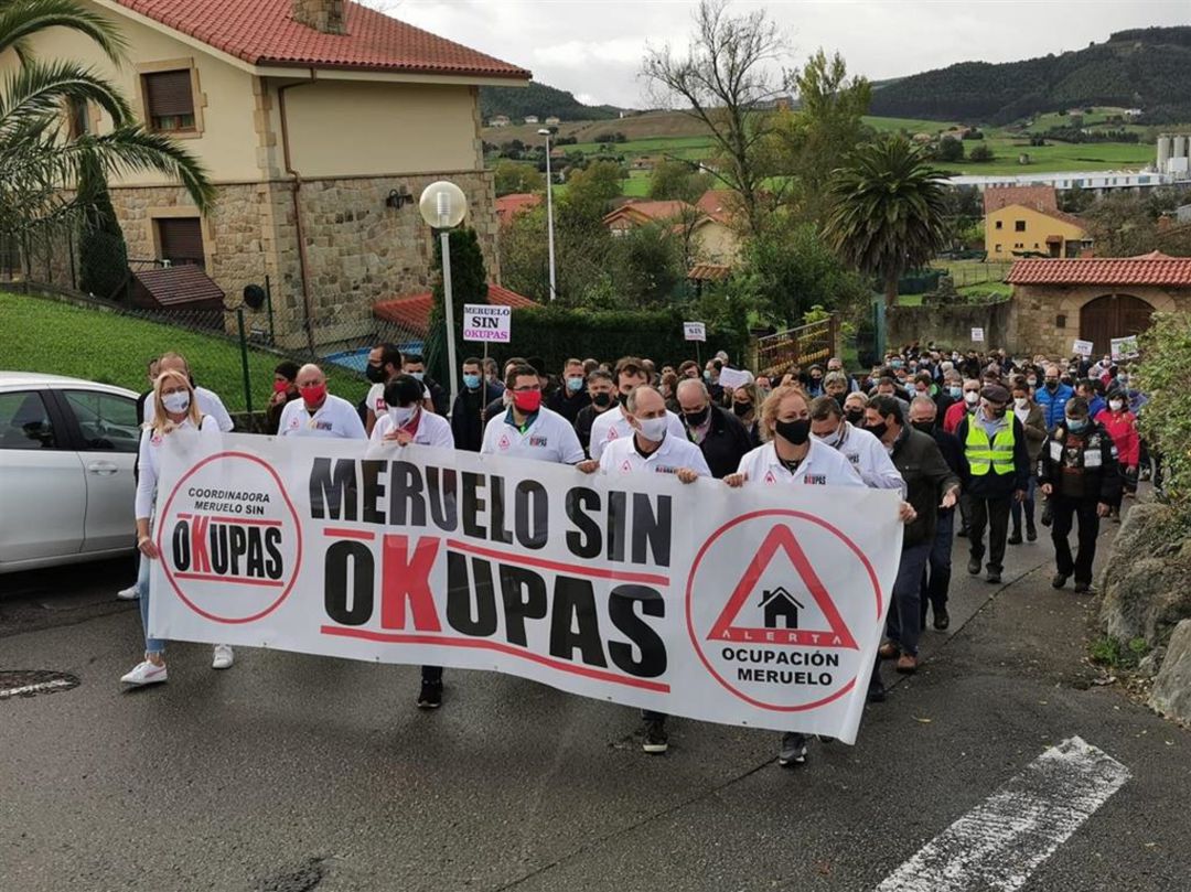 Vecinos de Meruelo manifestándose contra las Okupaciones ilegales. Vecinos de Meruelo manifestándose contra las Okupaciones ilegales.