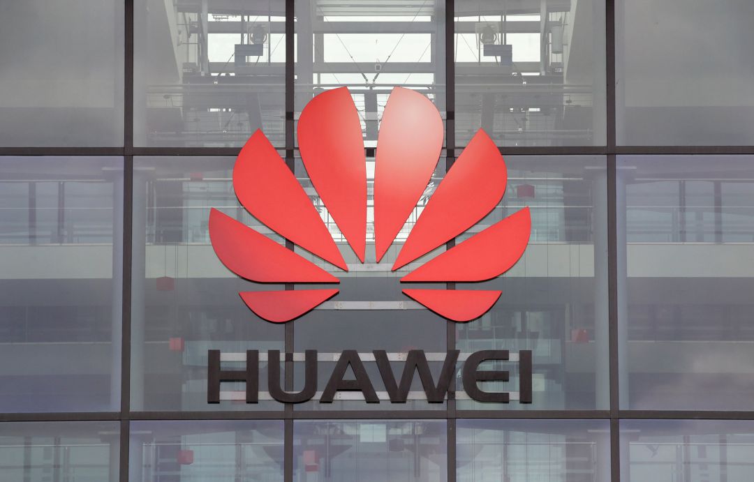 Logo de Huawei en su sede en Inglaterra Logo de Huawei en su sede en Inglaterra