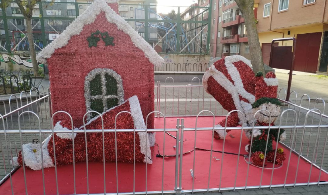 Uno de los adornos navideños afectados Uno de los adornos navideños afectados