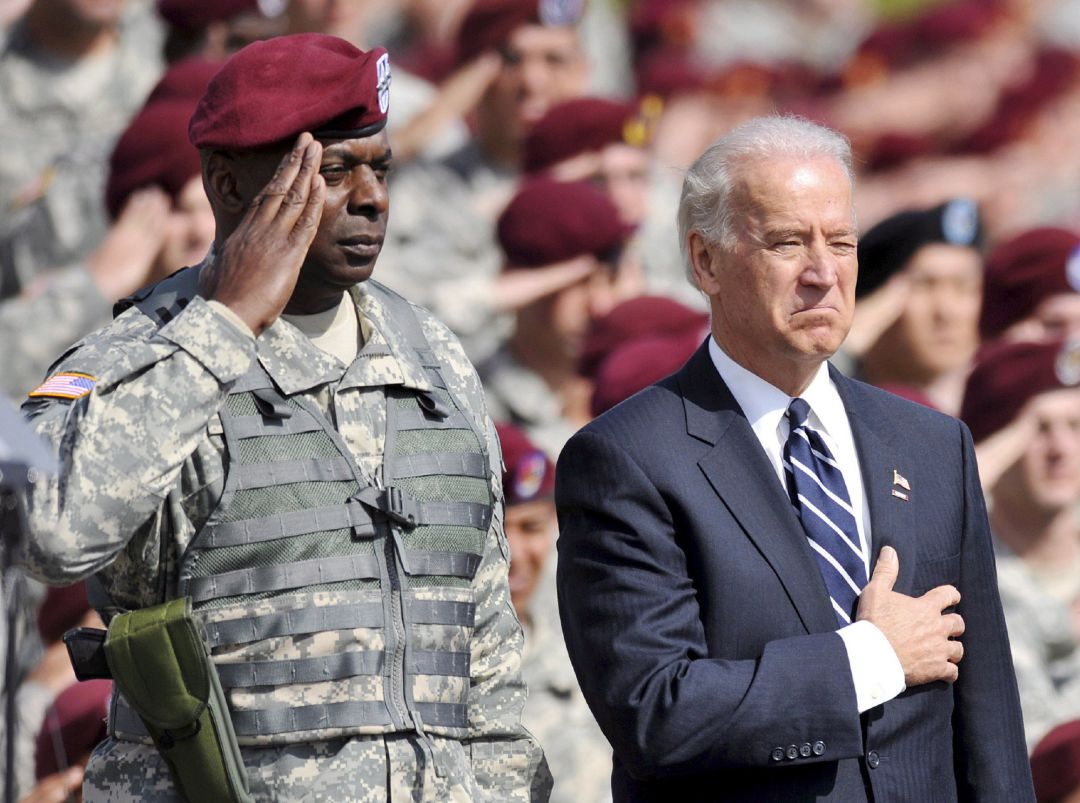 Imagen de archivo tomada en 2009 en la que el entonces vicepresidente, Joe Biden, escucha el himno de EEUU junto al teniente general Lloyd J. Austin III. Imagen de archivo tomada en 2009 en la que el entonces vicepresidente, Joe Biden, escucha el himno de EEUU junto al teniente general Lloyd J. Austin III.