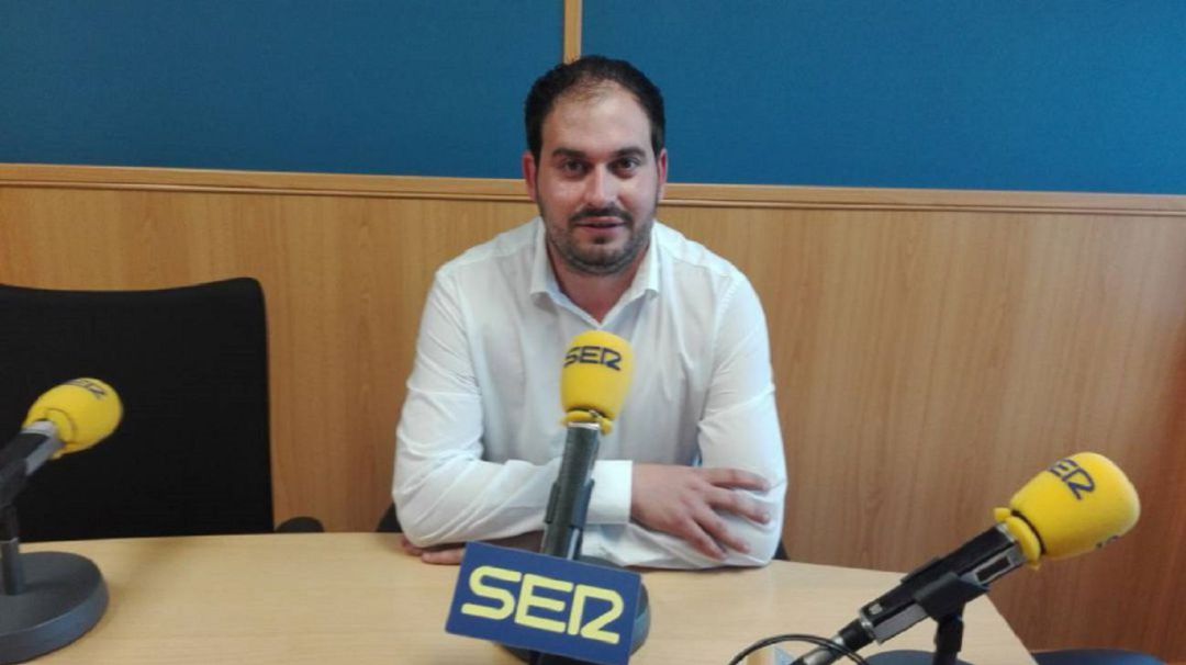 Imagen de archivo antes de la pandemia de Mario Pérez Cervera, alcalde de Los Alcázares en los estudios de Radio Cartagena SER. Imagen de archivo antes de la pandemia de Mario Pérez Cervera, alcalde de Los Alcázares en los estudios de Radio Cartagena SER.