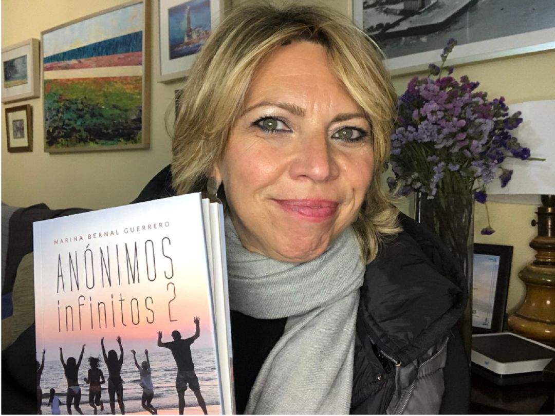 Marina Bernal con su libro 'Anónimos Infinitos 2' Marina Bernal con su libro 'Anónimos Infinitos 2'